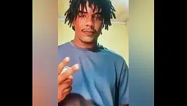 Dg bonequinha passiva tomando leite quente na boquinha e mostrando o cuzinho marrom