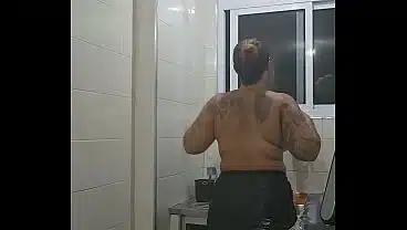 Estava na cozinha tranquila quando ele chegou e me pegou por tras