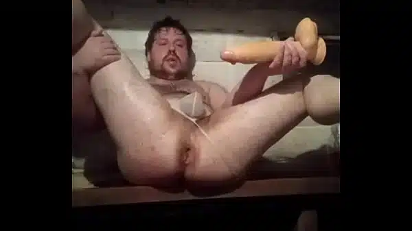 Gay spread his chubby legs to get a good fuck of his fat ass! A huge cock made his white ass gape!