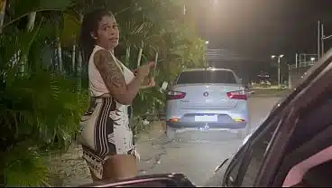 Namorado da minha meia-irmã me deu uma carona e me fudeu dentro do carro e gozou na minha cara na rua