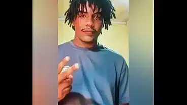 Dg bonequinha passiva tomando leite quente na boquinha e mostrando o cuzinho marrom