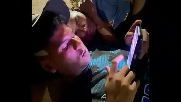 Garotos apaixonados gays se beijando na causada