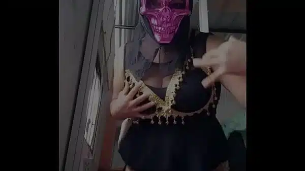 ELLA ES LA ZORRA DE LA CASA!! HERMANASTRA ME SEDUCE CON UNA MASCARA SEXY Y UNA DANZA ARABE AL ESTILO DE TOOPLES. PORNO REAL CASERO DE MORENA CALIENTE.