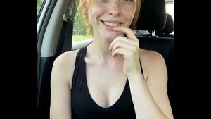 Chica grabando un TikTok en el auto