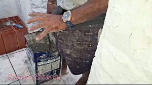 Pedreiro pediu pagamento do serviço em BUCETA E CUZINHO e como não sou boba aceitei, pois já estava molhadinha vendo ele trabalhar de pica dura – Trailer.