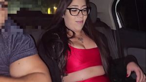 TopCast – Barbara Fartura, Muito gostosa, saindo da praça para dar no carro com um monte de motoboy olhando.