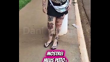 Dani Tatuada exibe os seios na rua