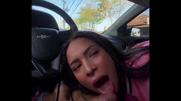 Kriok – Novinha foi pega fazendo boquete no carro a luz do dia
