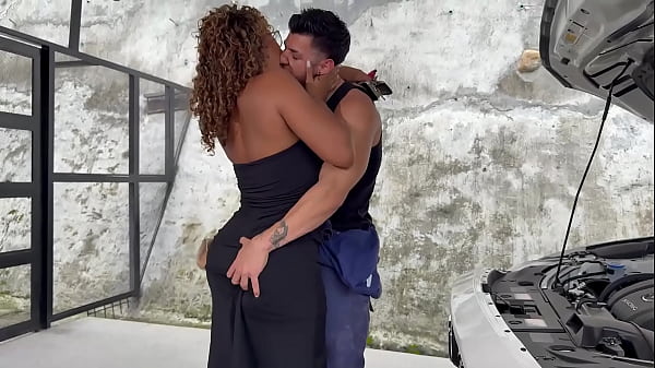 MILF ebony de tetas perfectas se folla una gran verga, Latina Carla Morelli pide a su mecánico que le estreche su coño húmedo!